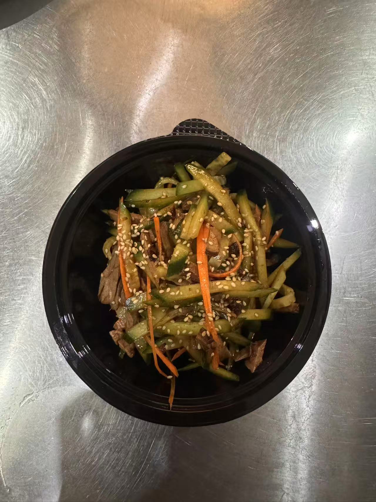 Bœuf sauté au concombre, servi en bol