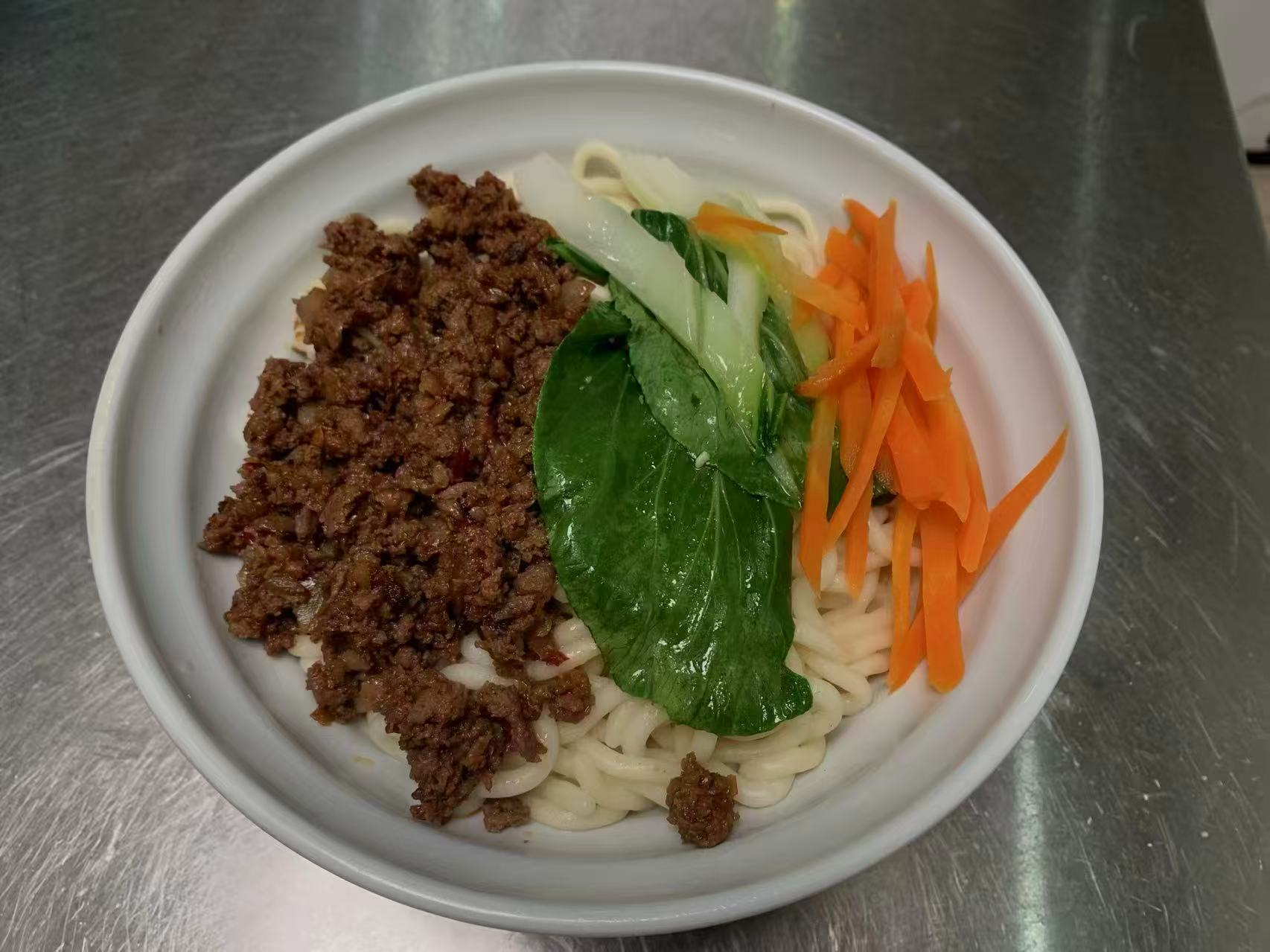 Nouilles au bœuf haché et légumes