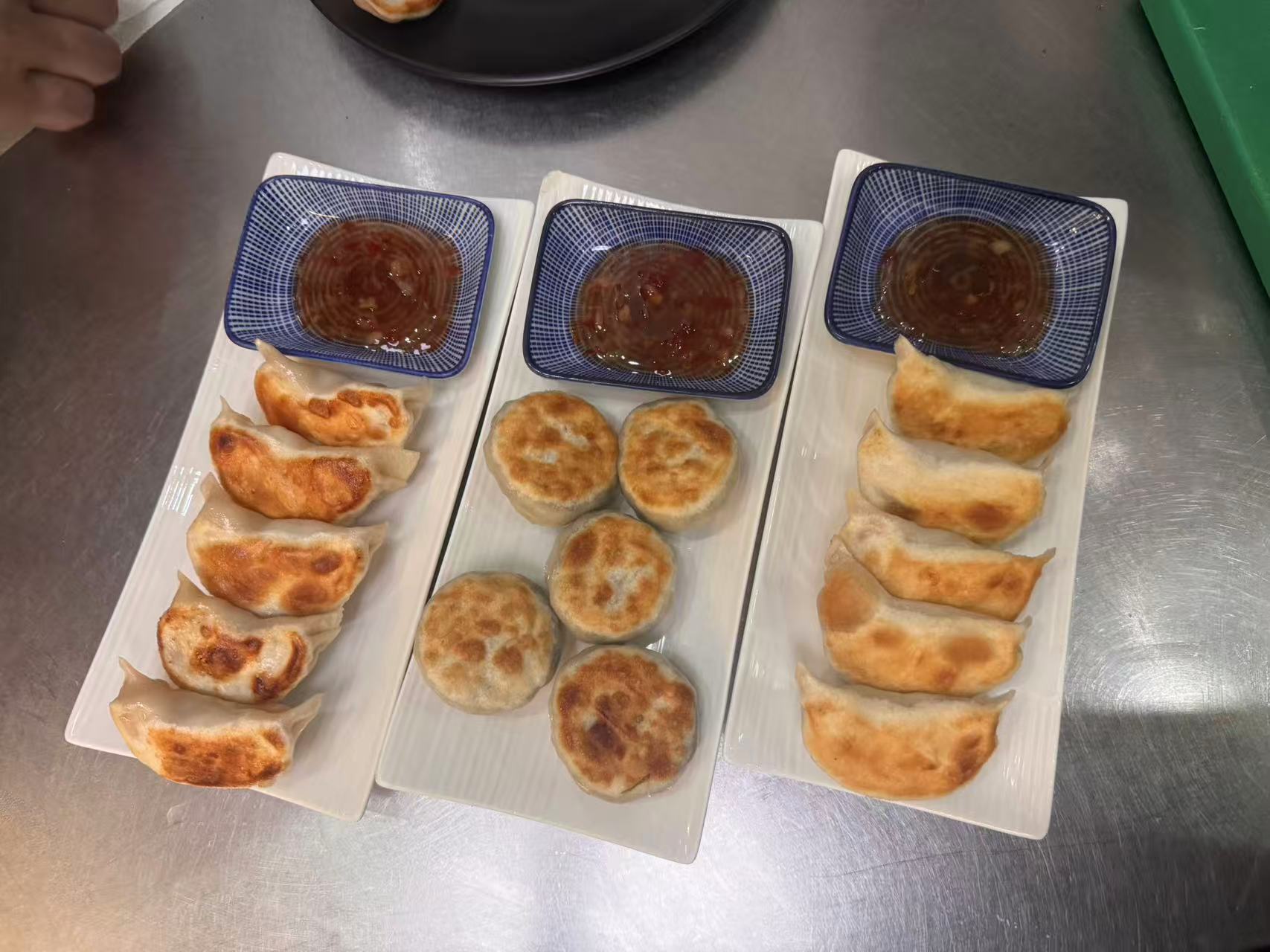 Assortiment de raviolis poêlés avec sauce maison